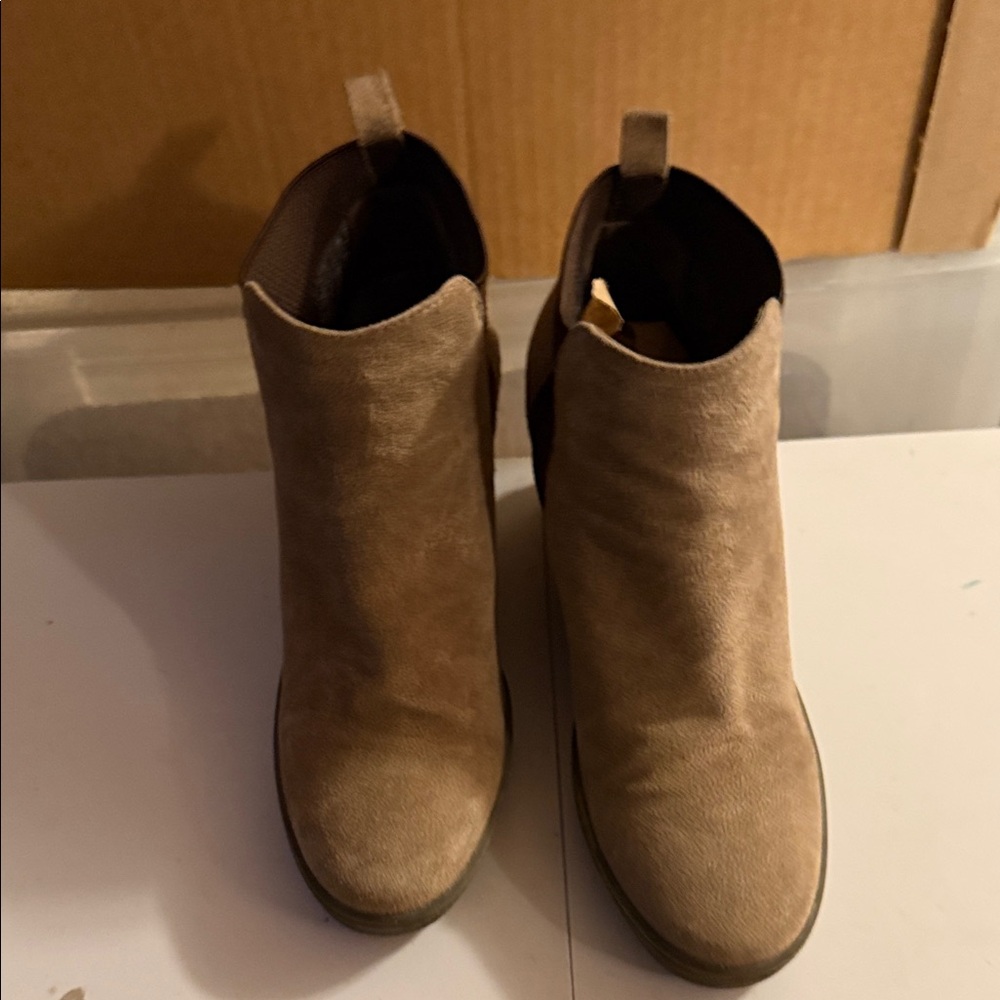 Aquatalia Beige Suede Ankle Booties made in Italy size 9